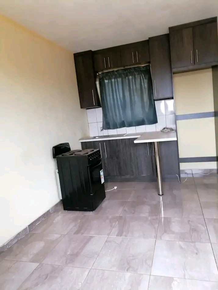 Studio with a kitchen, own toilet and shower   in Benoni