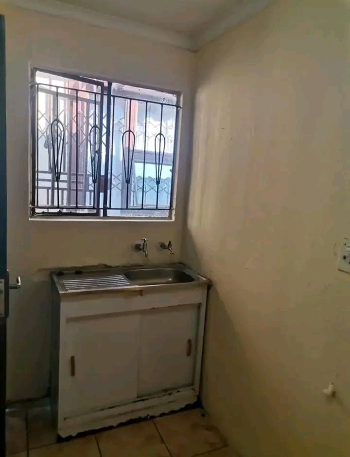 Mtambeka section 2 bedroom house to let
r385  in Tembisa