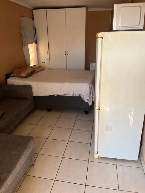Spacious garage size bachelor to rent availab  in Spruitview
