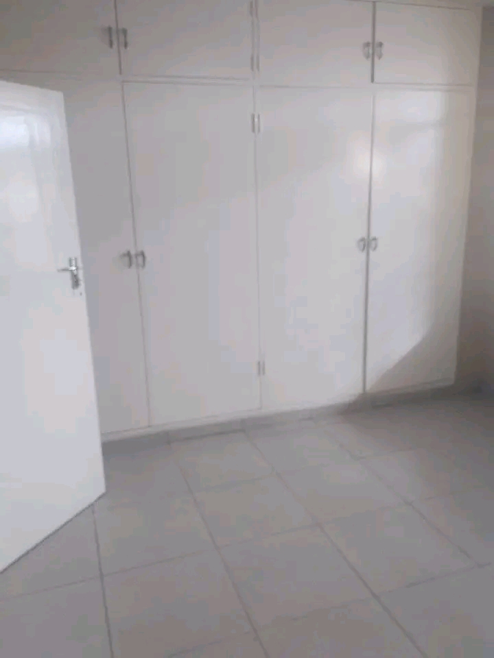 Big room available at brinkside flats celleir  in Sunnyside