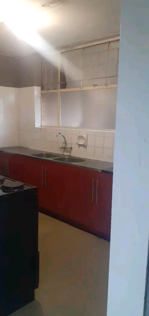 A clean medium sized room available for renta  in Sunnyside