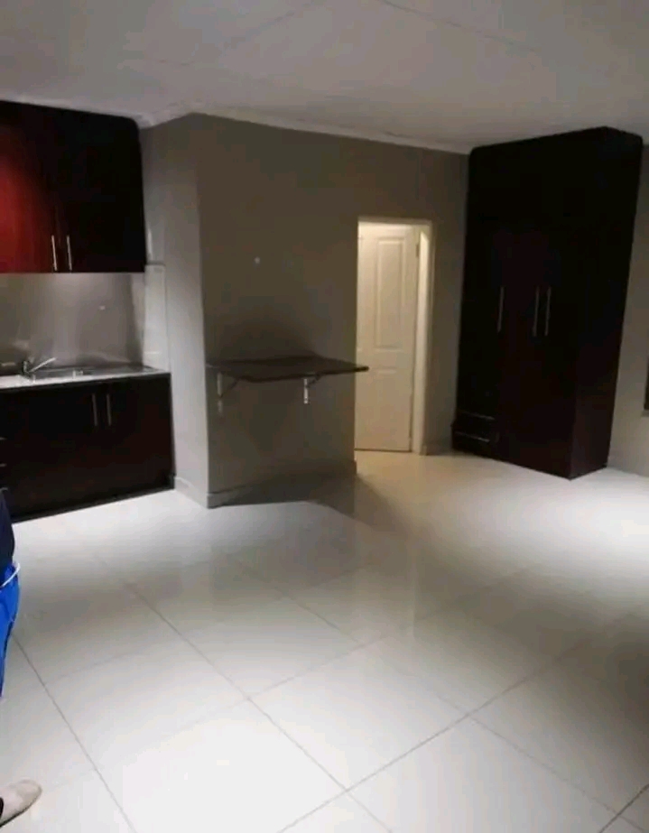 Bachelor available near meat meat for r2500pm  in Orlando East