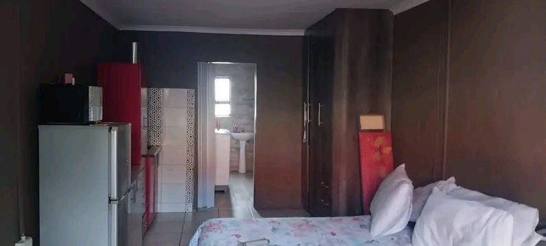 Bachelor rent r3500 plus deposit 
fully fitt  in Leondale