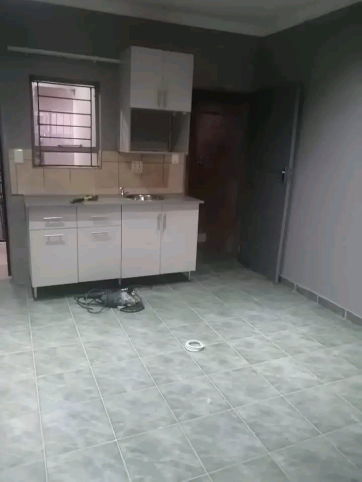 Bachelor available for rent 🏠 ext 36, 2 mi  in Olievenhoutbosch