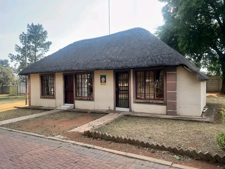 2 rooms with beds available for rent close to  in Glen Austin