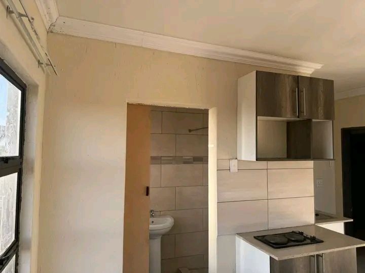 Bachelor room available in ext 36.

bachelo  in Olivenhoutbosch