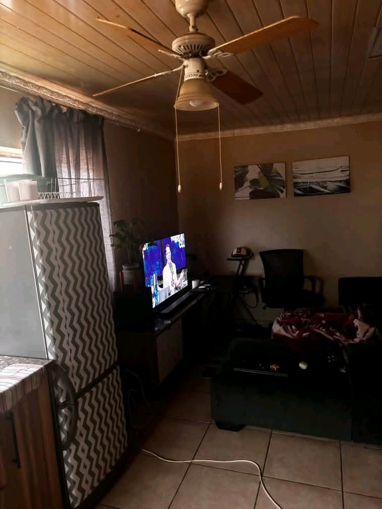 1 separate bedroom cottage with fitted kitche  in Norkem Park