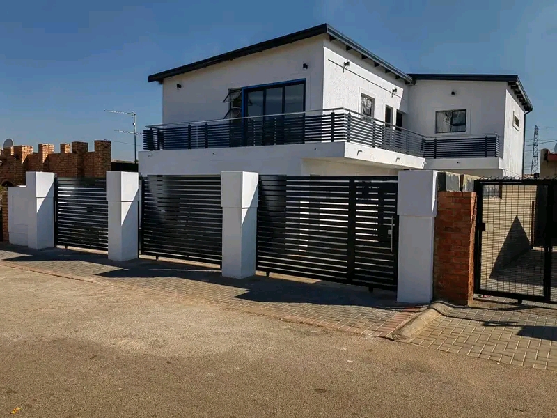 Bachelor apartment available to rent r4000pm  in Tladi