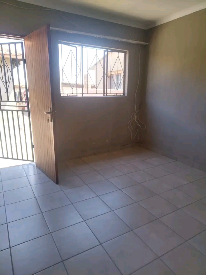 Room available to rent r1500 ,including elect  in Ivory Park