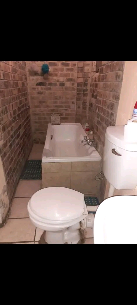 1 bedroom cottage
kitchen cupboards, sink, 4  in Birchleigh North