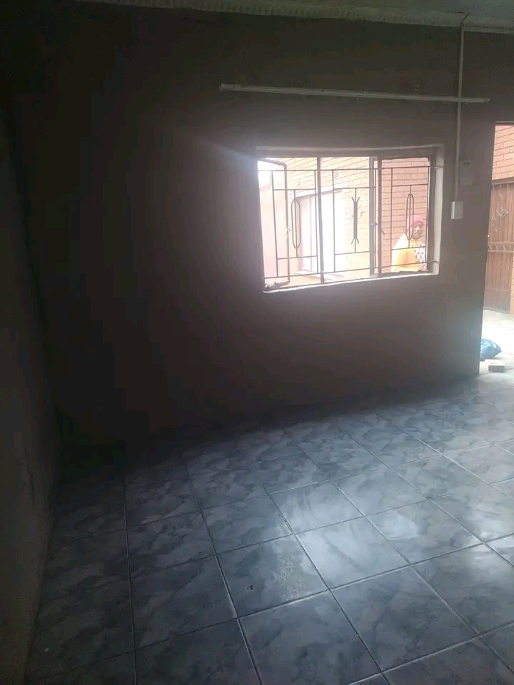 2 rooms available at emoyine 5 minutes walk t  in Tembisa