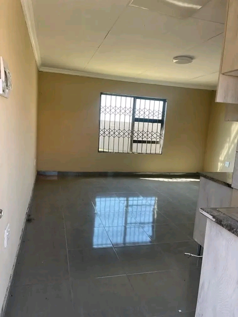 Bachelor s available for rental
are: ext 2
  in Vosloorus