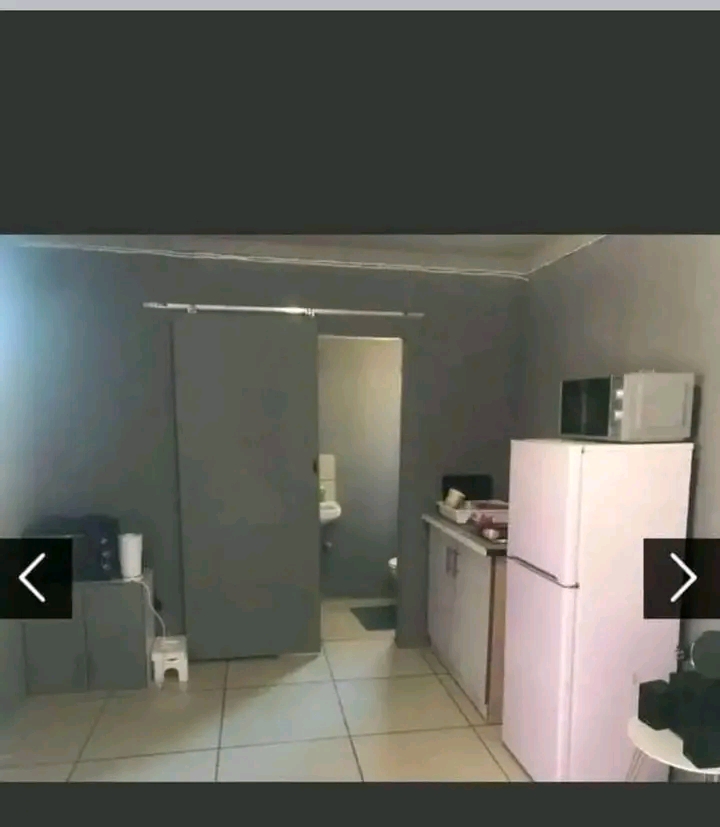 Room available ext3 r2700
next to jakalcrek   in Cosmo City