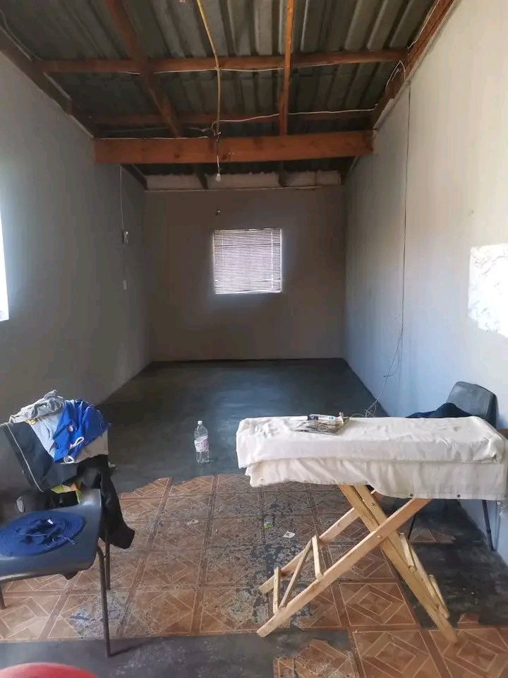 Garage available next to maponya mall. for mo  in Pimville