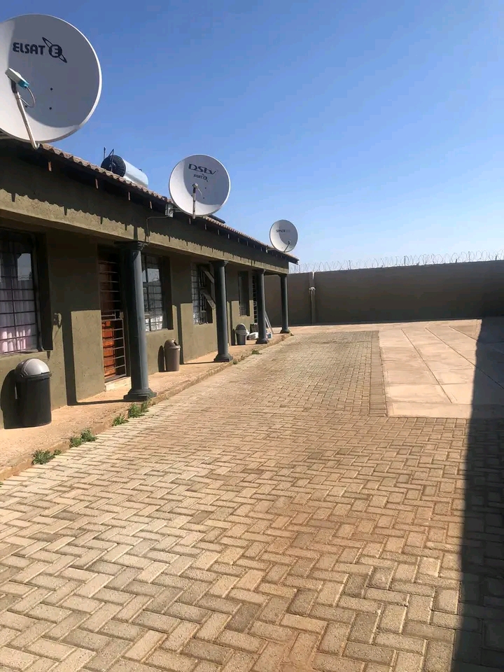 En-suite room to rent at extension 40 for r23  in Protea Glen
