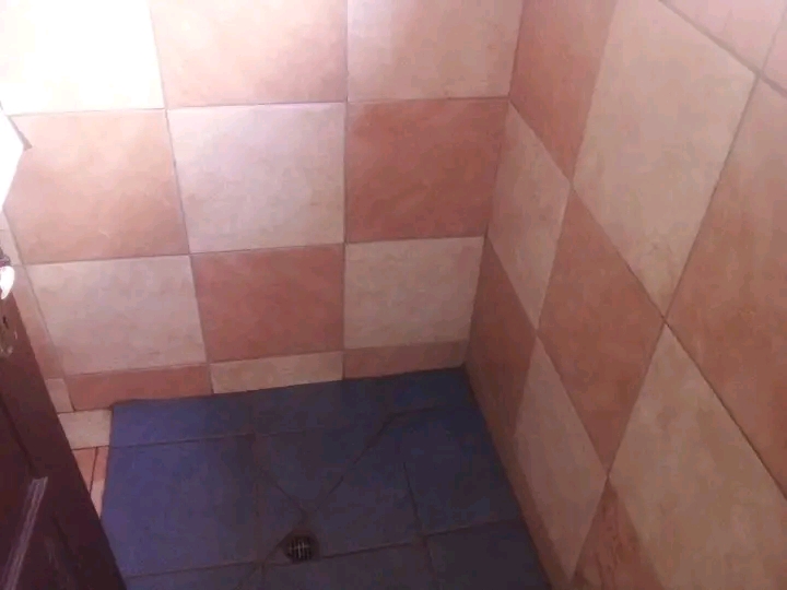Garage to rent in ext 3 with shared shower no  in Chiawelo
