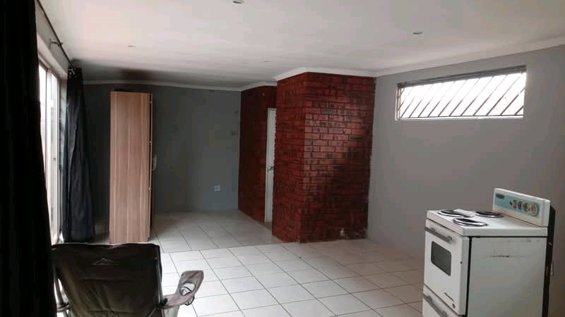 A spacious ensuite is available for r3000 at   in Pimville