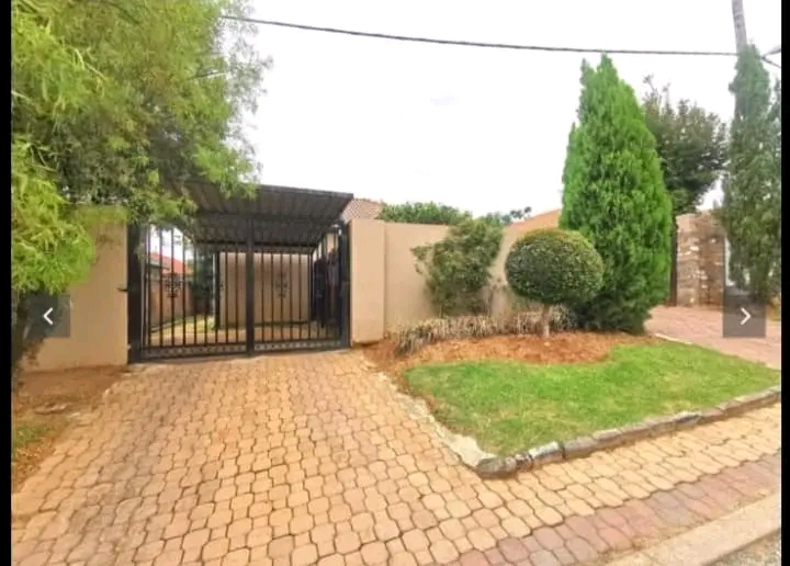 2 bedroom cottage to rent ext 7 
dining
kit  in Cosmo City