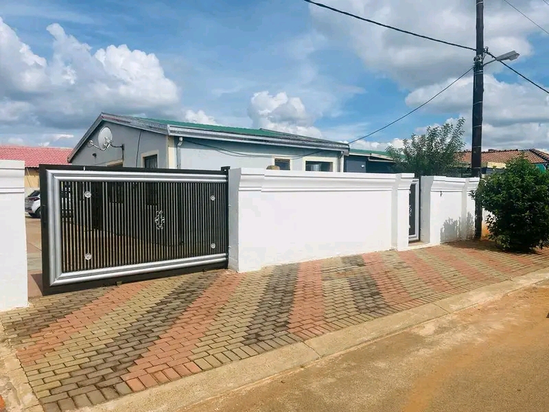 3 bed room house ext 16 r5000 pm
deposit req  in Protea Glen