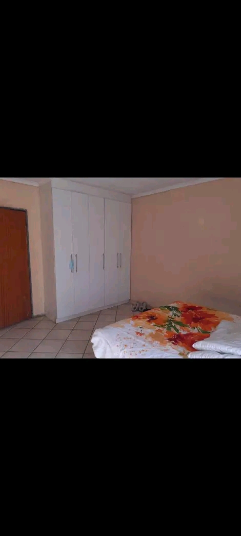1 bedroom cottage
kitchen cupboards, sink, 4  in Birchleigh North