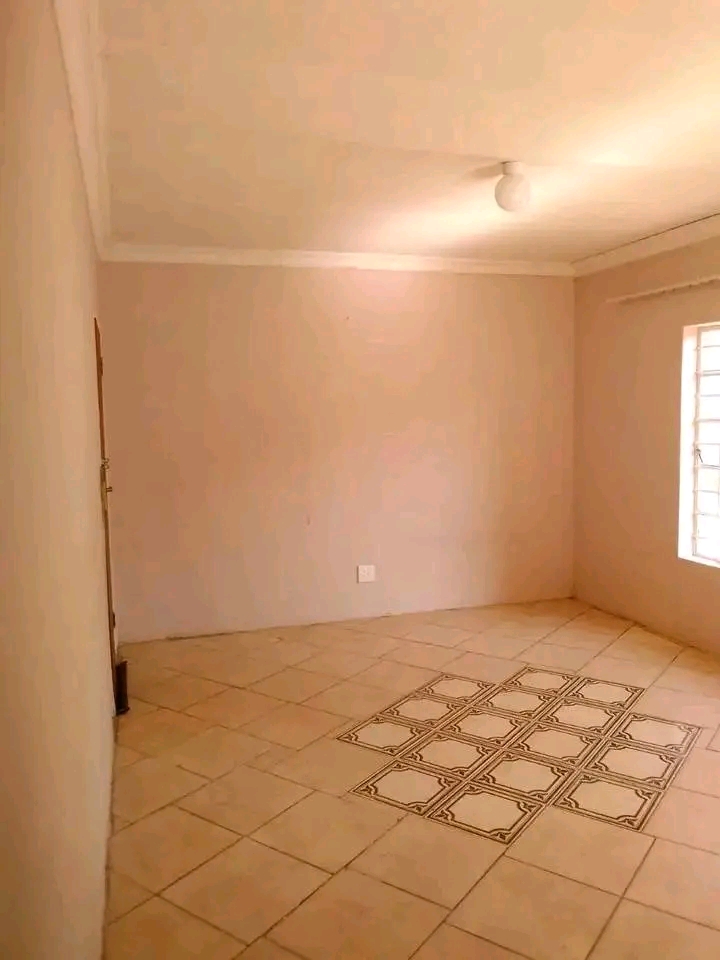 Full house available 1ts may in ex1.with two   in Rabie ridge
