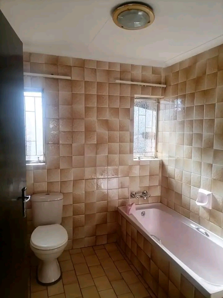 House available 
not far from spruitview lib  in Spruitview