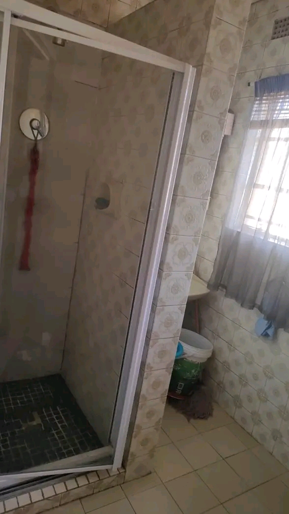 1 bed room 
toilet 🚽
kitchen
electricit  in Fleurhof