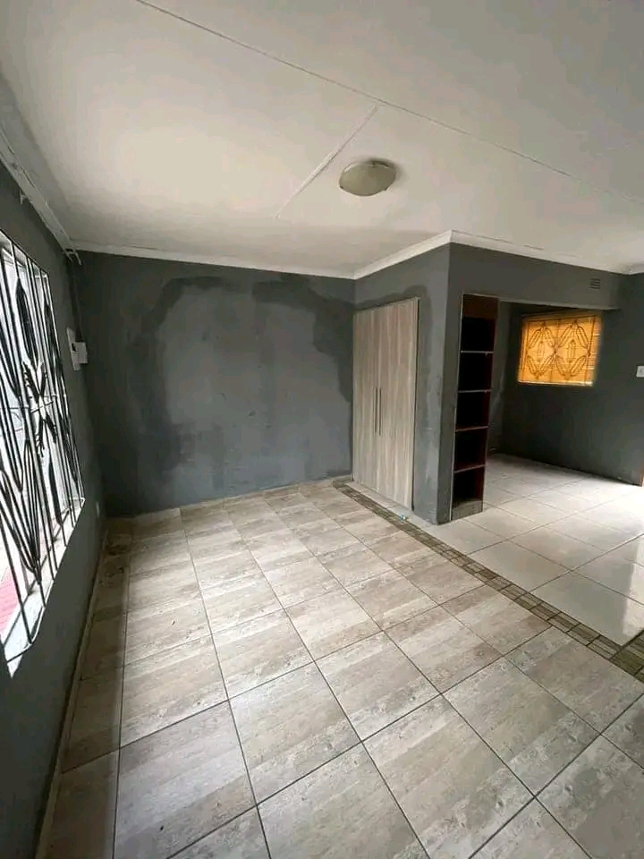 1 bedroom cottage with bathtap and toilet 
b  in Birch Acres