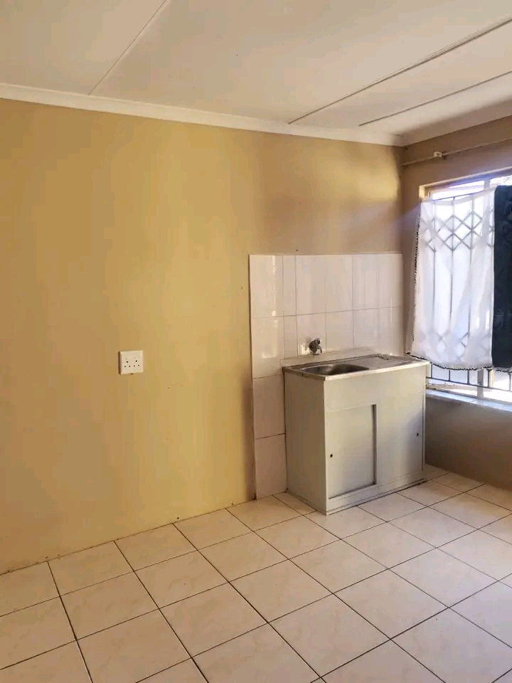 2 rooms for rental @ r1000.00 and r1500.00 p/  in Greenvillage