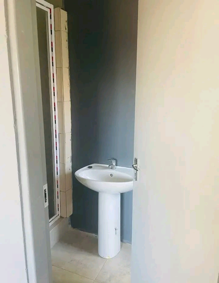 House 1 bedroom for rent 
venter street
r45  in Kempton Park