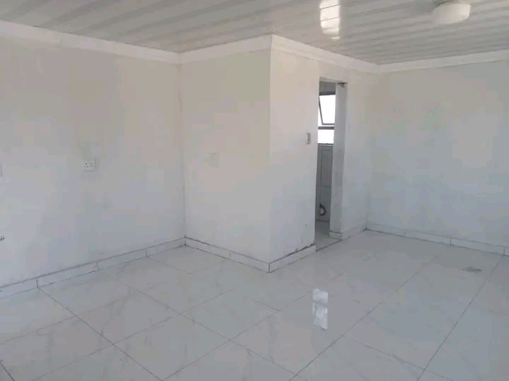Spacious bachelor consisting of a fitted kitc  in Clayville