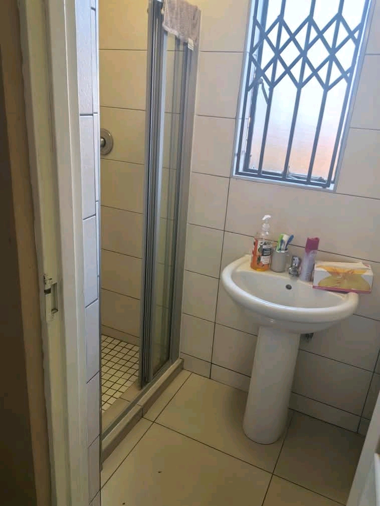 1 bedroom cottage 
r4600 pm
r4600 split 
�  in Norkem Park