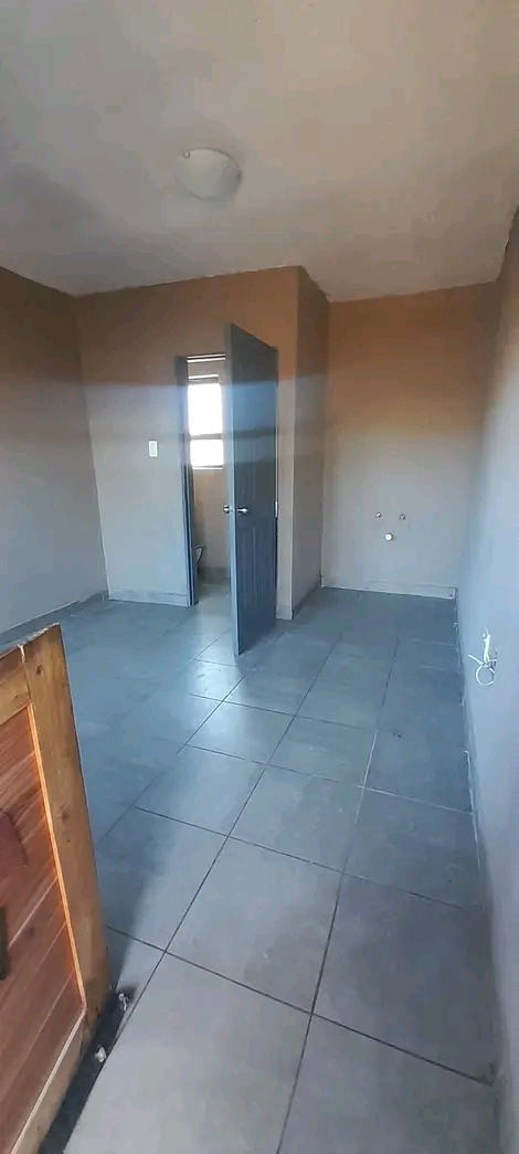 Room available for rental in motsu
own toile  in Tembisa