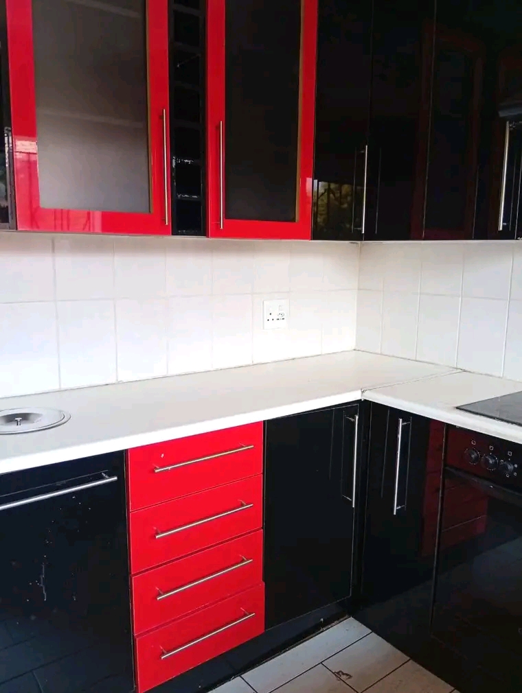 3 bedrooms house with a fitted kitchenette, f  in Tembisa