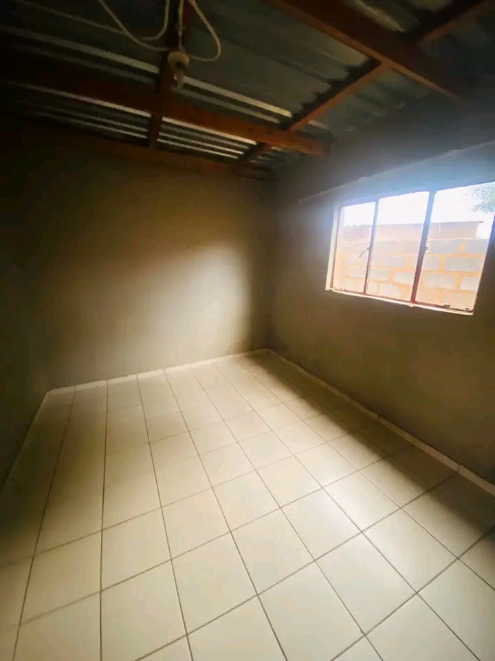 Room and garage available for rental.
phase   in Braamfischer