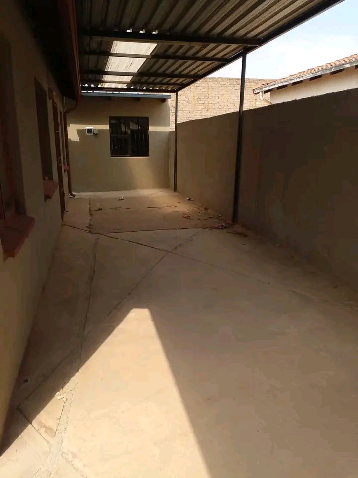 Garage sized room with ensuite to rent extens  in Protea Glen
