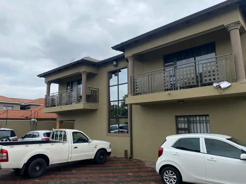 3 bedroom apartment available in ext 5. r6600  in Cosmo City