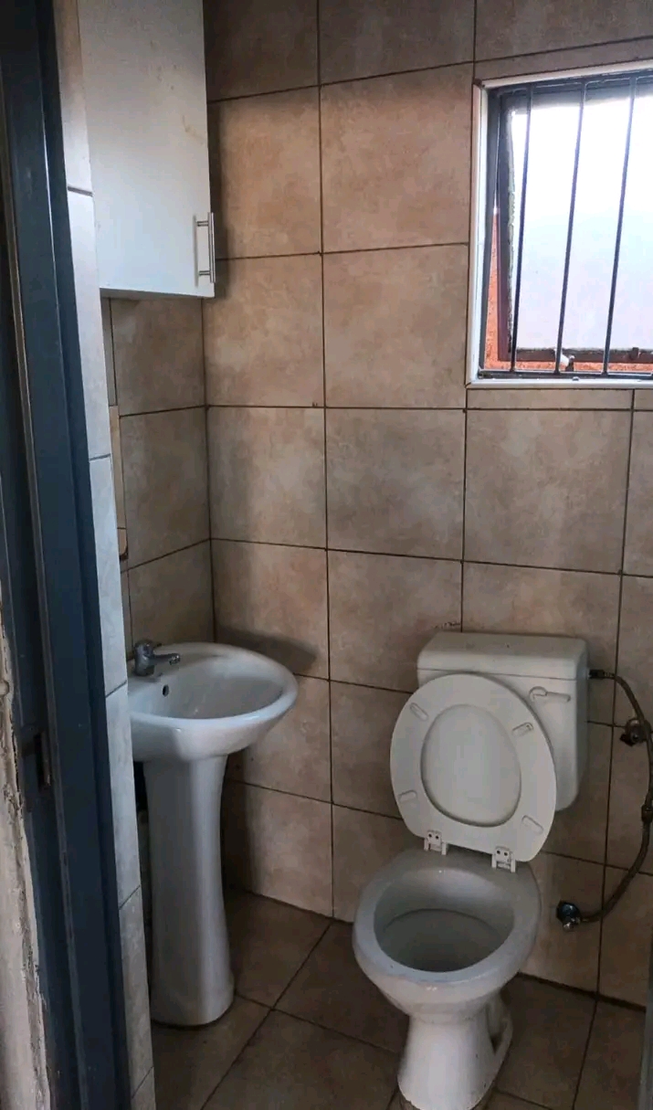 Gorgeous and clean flat is located in a quiet  in Ebony Park