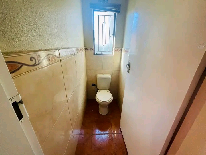 Free standing house consists of two fitted be  in Klipfontein