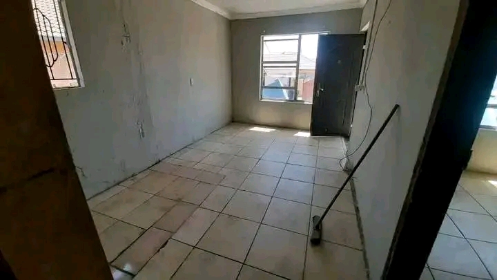 2 bedroom house -with 5 outside rooms -to ren  in Ebony Park