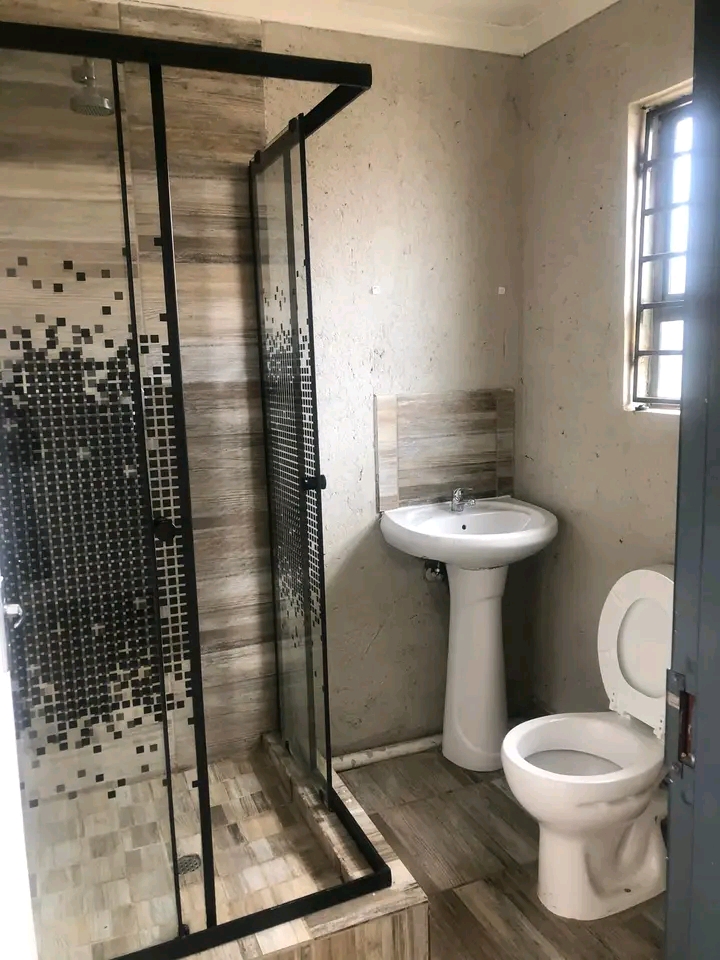 En-suite room to rent at extension 40 for r23  in Protea Glen