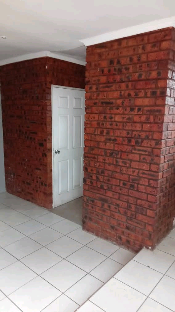 A spacious ensuite is available for r3000 at   in Pimville