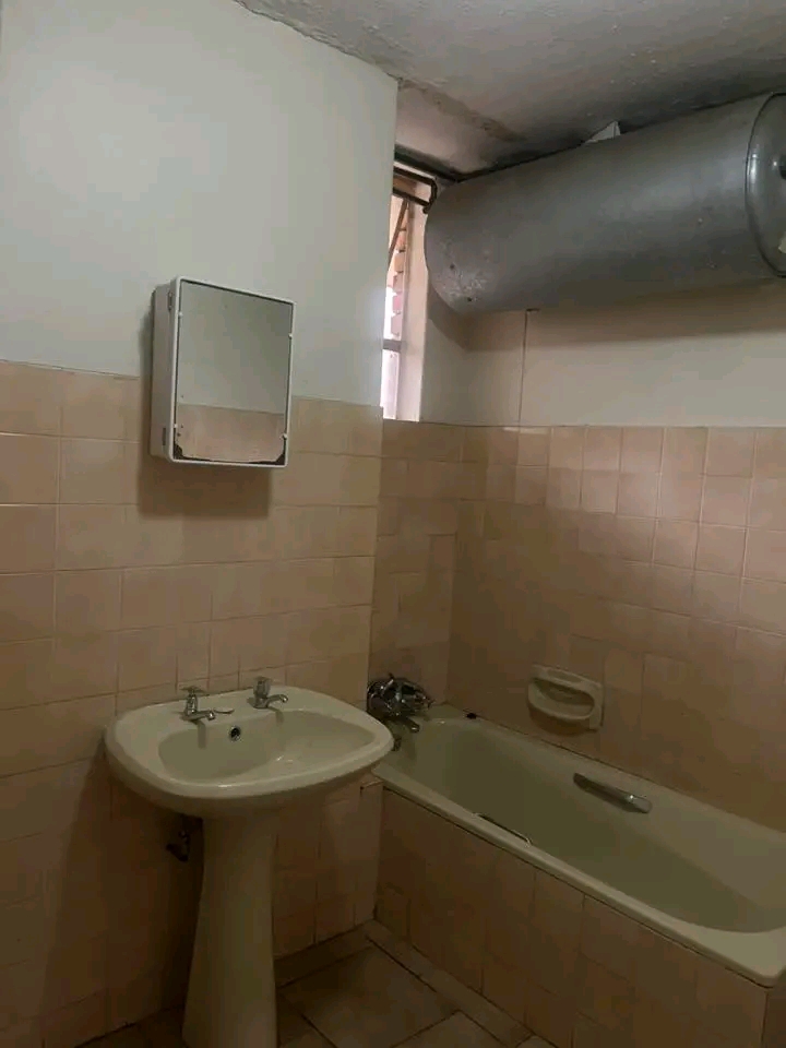 1 room in a 3 bedroom apartment available on in Randburg