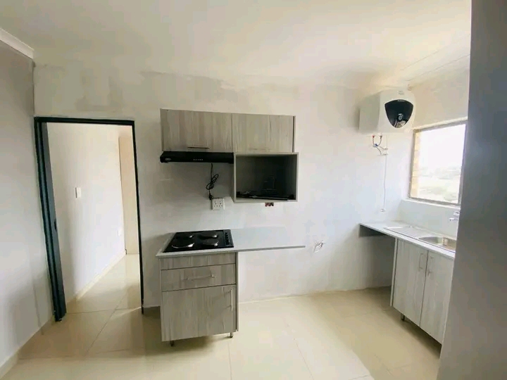 1 spacious bedroom bachelor with fitted kitch  in Norkem Park