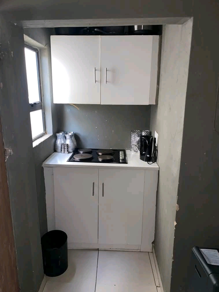 Beautiful open plan bachelor consists of fitt  in Norkem Park