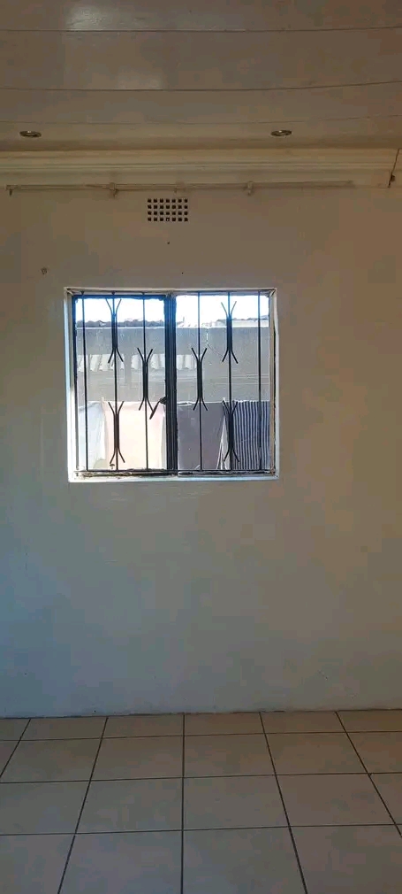 Room  near municipal and ikhwezi train statio  in Zondi