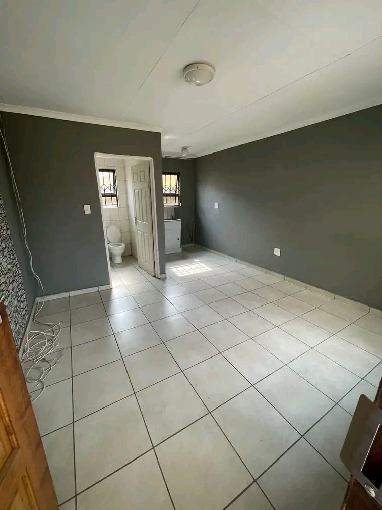 Room available 
20401 sene street ext 20 sow  in Protea Glen