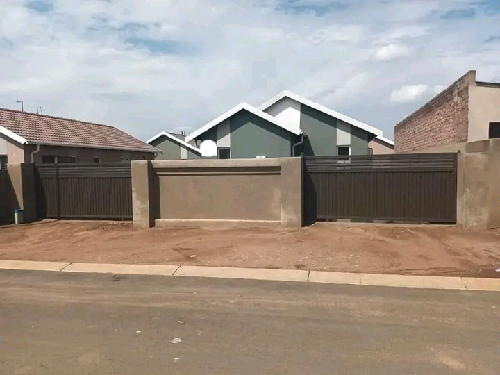 Area: ext 21📍
3 bedrooms
bathroom
loung  in Windmill Park