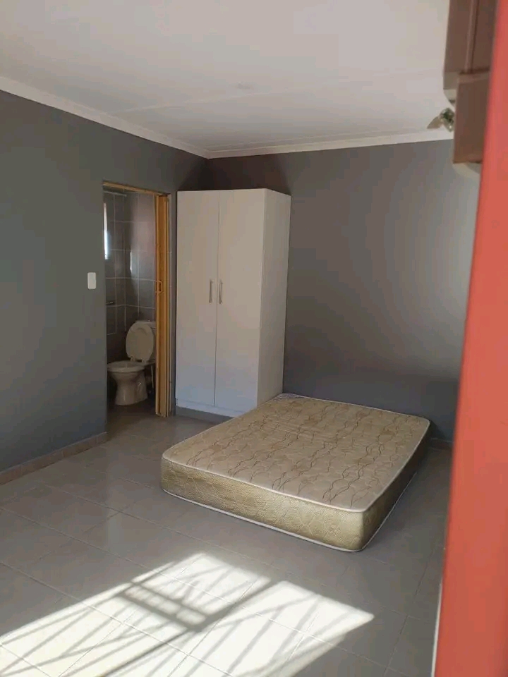 An open bachelor with fitted kitchen, 2 plate  in Old Birch Acres