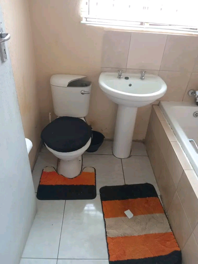 House available rent 
r5500 + r5500 deposit   in Dawn Park